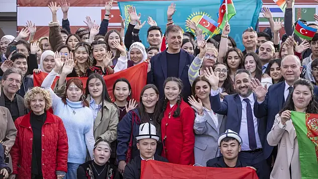 Başkan Tugay, Dünya Türk Dili Ailesi Günü etkinliğinde öğrencilerle buluştu