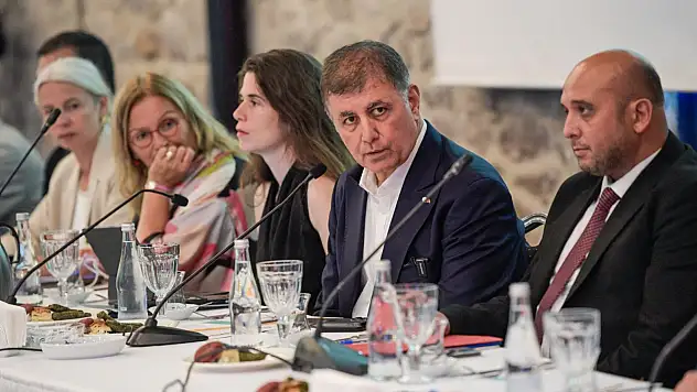 Başkan Tugay 'İzmir'in elindeki hazineleri görmeli, turizmde yeni bir dönem başlatmalıyız'