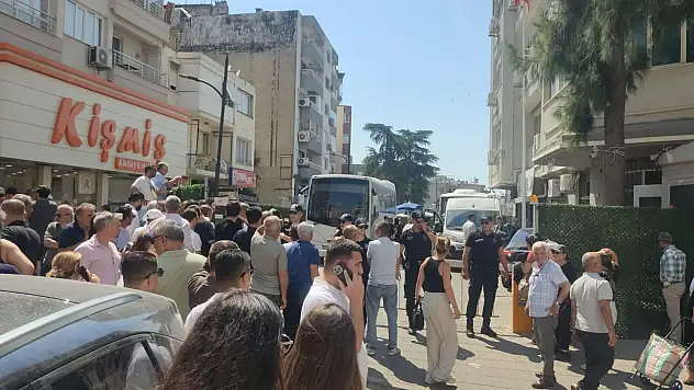 Başkanlar hastaneye sevk edilirken vatandaşlar akın etti