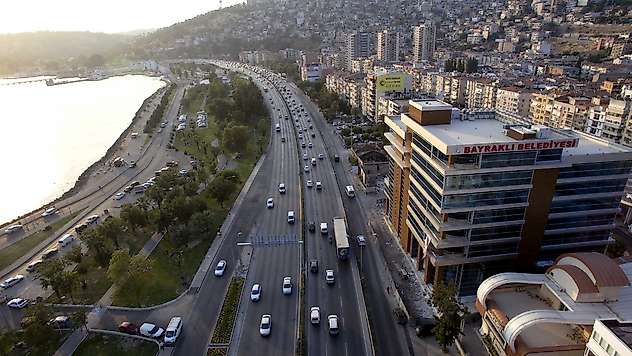 Bayraklı Belediyesi operasyonunda 15 tutuklama: Eski başkan ve oğlu da cezaevinde