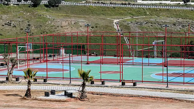 Bayraklı'da Ferdi Zeyrek Spor Kompleksi'nde çalışmalar tamamlanma aşamasında