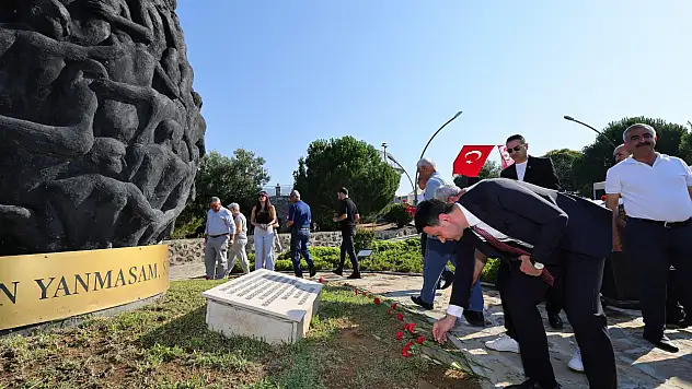 Bayraklı'da Madımak Anıtı önünde karanfil bırakıldı