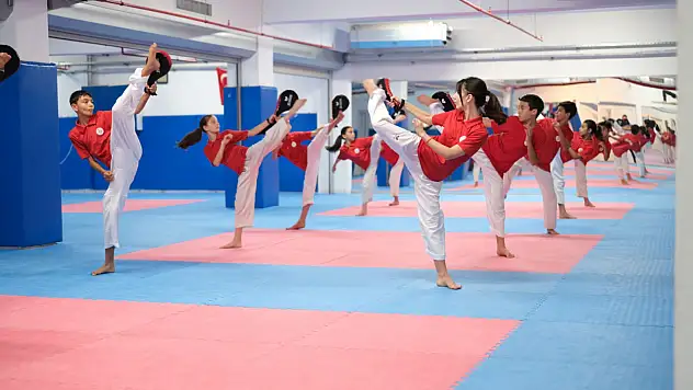 Bayraklı'da yaz spor okullarına rekor ilgi: 3 bin 77 Kişi sporla buluştu