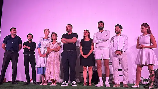 'Bir Kadın, Bir Düş, Bir Oyun' sahneye taşındı, İzmirli tiyatroseverlerden tam not aldı
