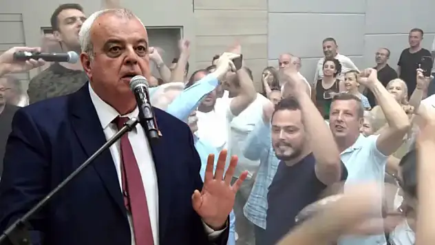 Bornova CHP'de toplu istifa: 153 mahalle temsilcisi Gençlik Marşı'yla ayrıldı