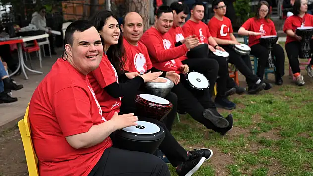 Bornova'da +1 Down kafe etkinliği: Otizmli ve down sendromlu bireylerden ritim şöleni