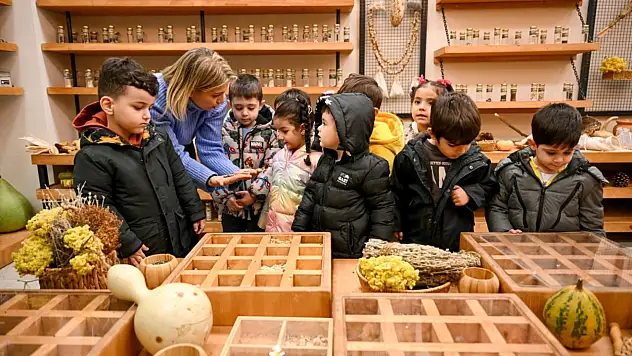 Bornova'da çocuklar doğayla buluştu: Yerel tohum ve üretim atölyeleri ilgi gördü