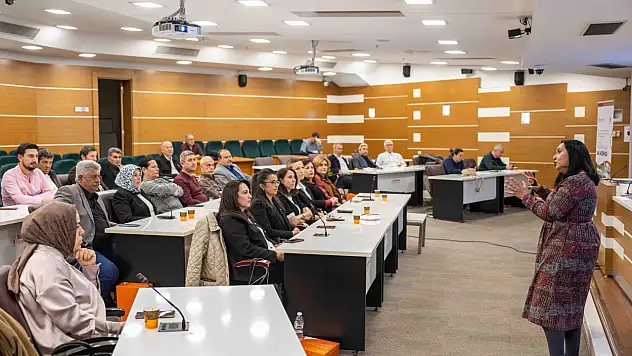 Bornova'da muhtarlar akademisi sona erdi: Dijital dönüşüm ve eğitim vurgusu