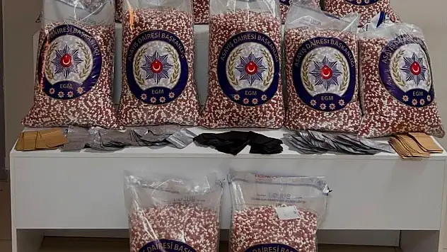Bornova'da ticari taksi'de yüzbinlerce sentetik ecza ele geçirildi