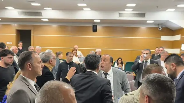 Bornova Meclisi'nde 'Bankamatik memuru' tansiyonu