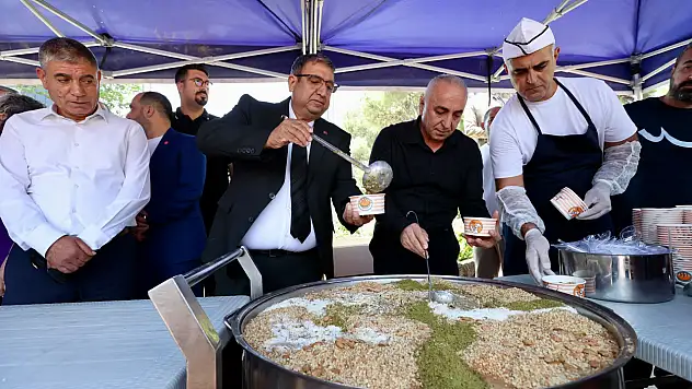 Buca'da geleneksel aşure bereketi paylaşıldı