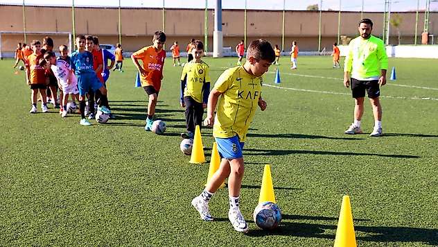 Buca'da ücretsiz futbol kurslarına yoğun ilgi: Minikler sahada geleceğe hazırlanıyor