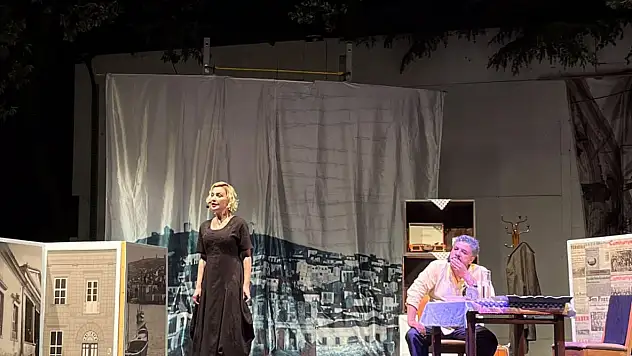 Burhaniye'de tiyatro coşkusu