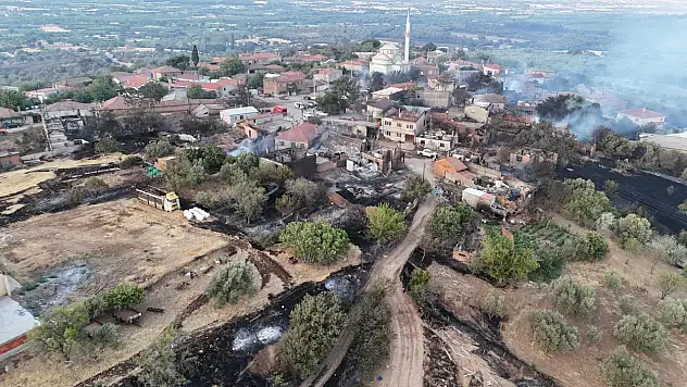 Çanakkale'de boşaltıldıktan sonra alevlere teslim olan köy böyle görüntülendi