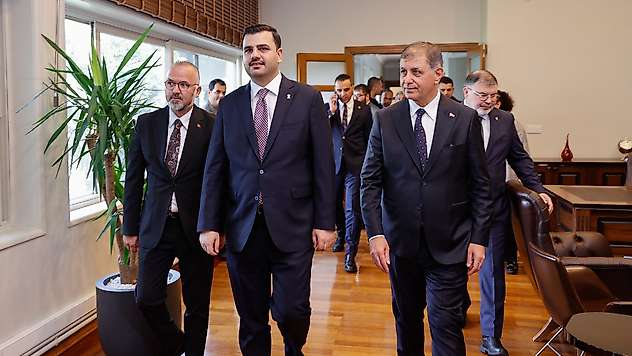 Cemil Tugay'ın AK Parti'ye katılımı sonrası Tarihi Şato'da ilk zirve