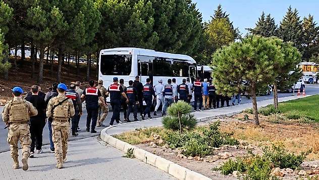 Çeşme Belediyesi'ne rüşvet operasyonu: Başkan yardımcısı ve 3 müdür vekili tutuklandı