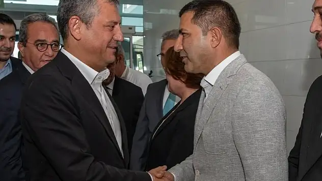 CHP Genel Başkanı Özgür Özel Aydın'da miting öncesi Kuşadası Belediye Başkanı Ömer Günel tarafından karşılandı