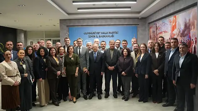 CHP İzmir'de örgütten Özgür Özel'e tam destek: 'Dimdik ayaktayız'