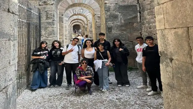 Çiğli dil destek merkezi öğrencileri Pergamon Antik Kenti'nde İngilizce pratik yaptı