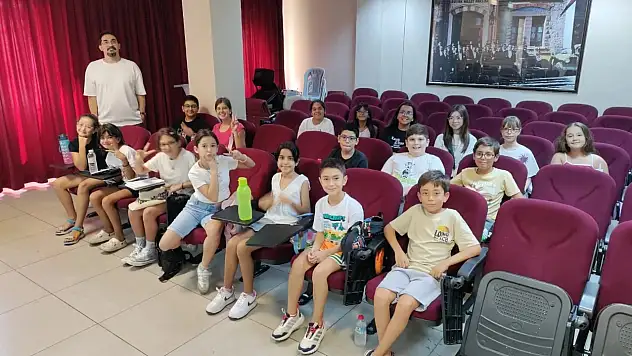 Çiğli Gençlik Tiyatrosu yeni sezona 'Sihirli Kitap' ile başlıyor