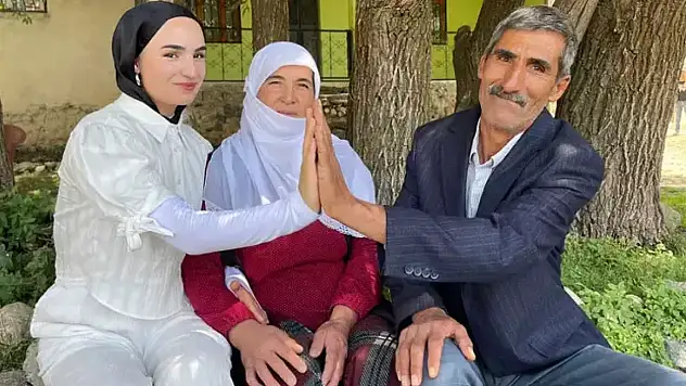 Çimen, YKS sevincini babasıyla çiçekli sürprizle paylaştı