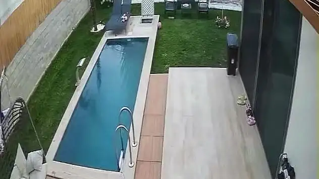 Depremde yüzme havuzu beşik gibi sallandı