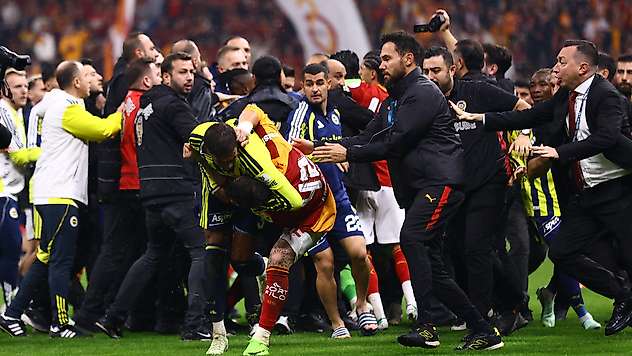 Derbi sonrası saha karıştı