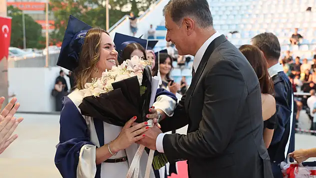 DEÜ mezuniyetinde dikkat çeken an: Başkan Tugay eşine çiçek verdi