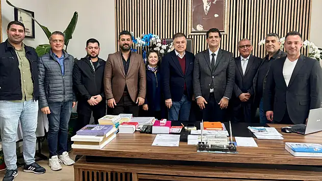 DEVA Partisi İzmir İl Başkanı Aybar Uygur İzmir Eczacılar Odası ziyaret etti