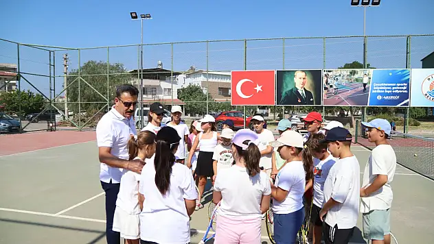Dikili'de çocuklar raketle tanışıyor: Tenis kursuna yoğun ilgi