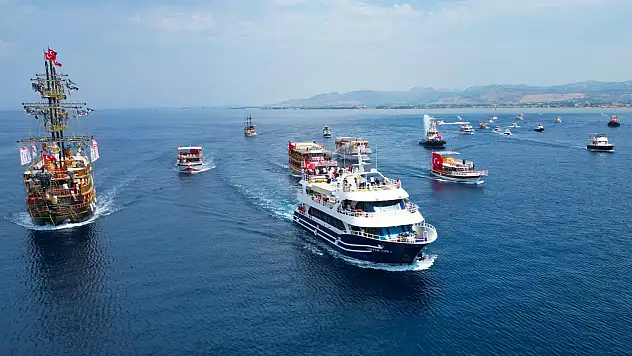 Dikili'de Kabotaj Bayramı heyecanı yaşandı: Yağlı direk yarışması ilgi odağı oldu