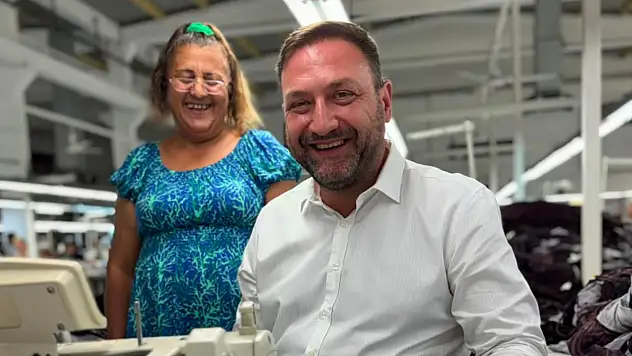 Dikiş makinesinin başına geçti, ekonomiyi eleştirdi