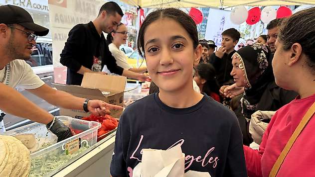 Dönerci çift 29 Ekim geleneğini sürdürüyor: Çocuklara ücretsiz döner ve ayran ikramı