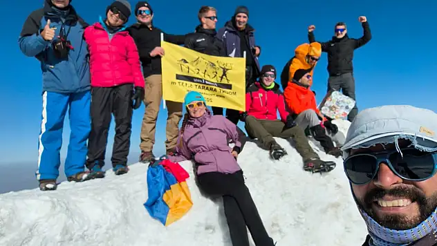 Dünyanın Dört bir Yanından Gelen Dağcılar Ağrı Dağı Zirvesinde