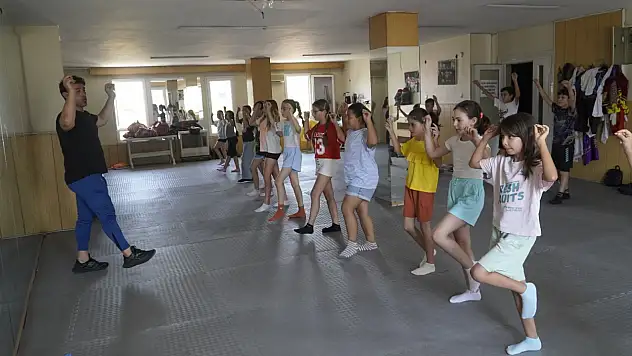 Efes Selçuk'ta yaz tatili şenliği: 1000 çocuk sanat ve sporla buluştu