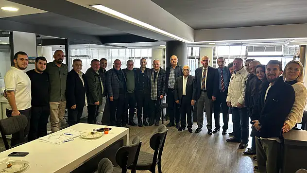 Ege Bölgesi Rize Dernekleri Federasyonu'nda Mehmet Topaloğlu güven tazeledi