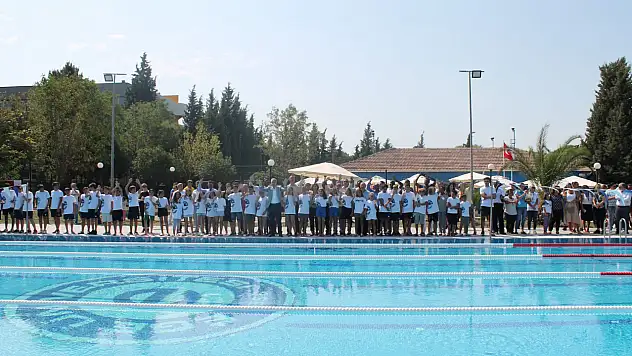 Ege Üniversitesi yüzme havuzu her yaştan bireyi sağlıklı yaşama davet ediyor