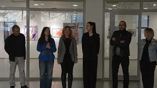 Egeli genç sanatçılar deneyimlerini 'ZINIF 404' sergisinde özgün yorumlara dönüştürdü