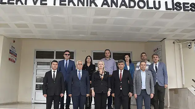 Eğitim kurumları ve resmi temsilciler Karşıyaka'da bir araya geldi