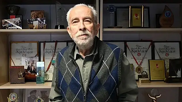 Emin Çölaşan yoğun bakıma alındı, sağlık durumu ciddiyetini koruyor