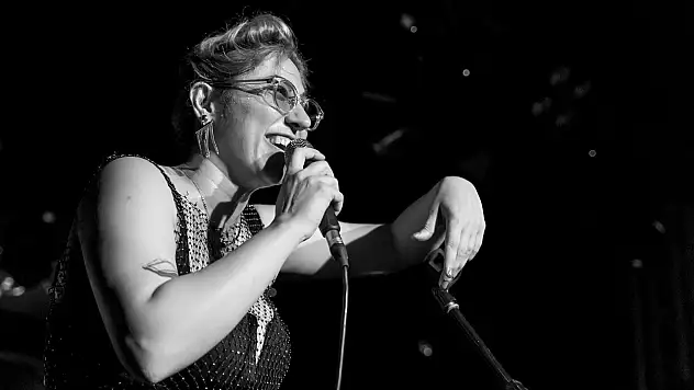 İçinde bir çocuk elinde gitar 'Kalben'