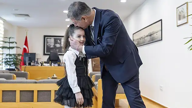 İzmir Büyükşehir Belediye Başkanı Cemil Tugay, 7 yaşındaki Meryem Esila Şen'i makamında ağırladı