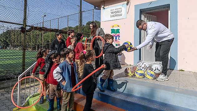 İzmir Büyükşehir Belediyesi'nden okullara 37 milyon TL'lik spor malzemesi desteği