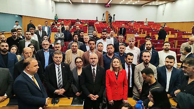 İzmir Büyükşehir Meclisi'nde yeter sayı krizi: 90 dakika düzenlemesi görüşülemedi
