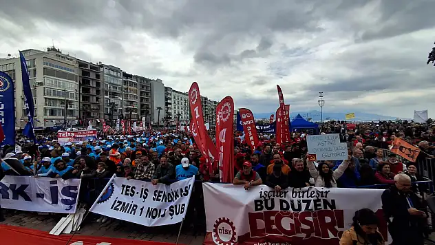 İzmir'de 1 Mayıs coşkusu Gündoğdu Meydanı'nda devleşti: Sokaklar emek sesli koroya dönüştü