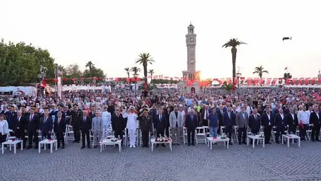 İzmir'de 15 Temmuz anmasına yoğun katılım