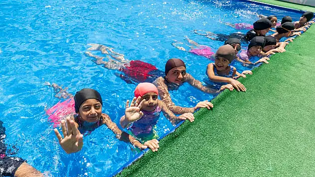 İzmir'de 1600 çocuk ücretsiz yüzme öğrendi