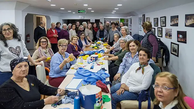 İzmir'de anlamlı dayanışma: Büyüklerden bebeklere el emeği oyuncak