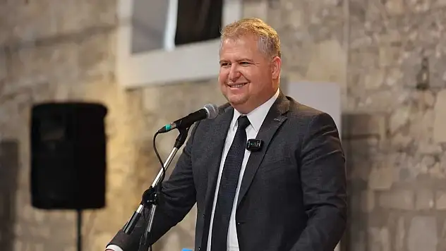 İzmir'de bir başkan daha YENİ Parti'ye geçti!