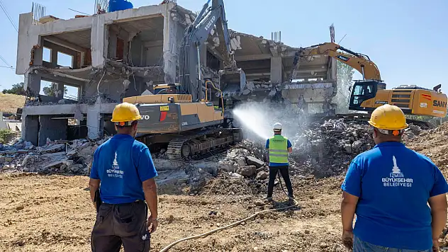 İzmir'de dikkat çeken yıkım!